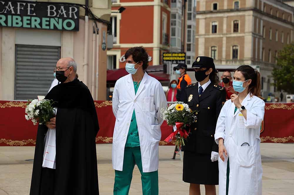 Fotos: La ofrenda floral a Santa María la Mayor en Burgos ha vuelto a la calle