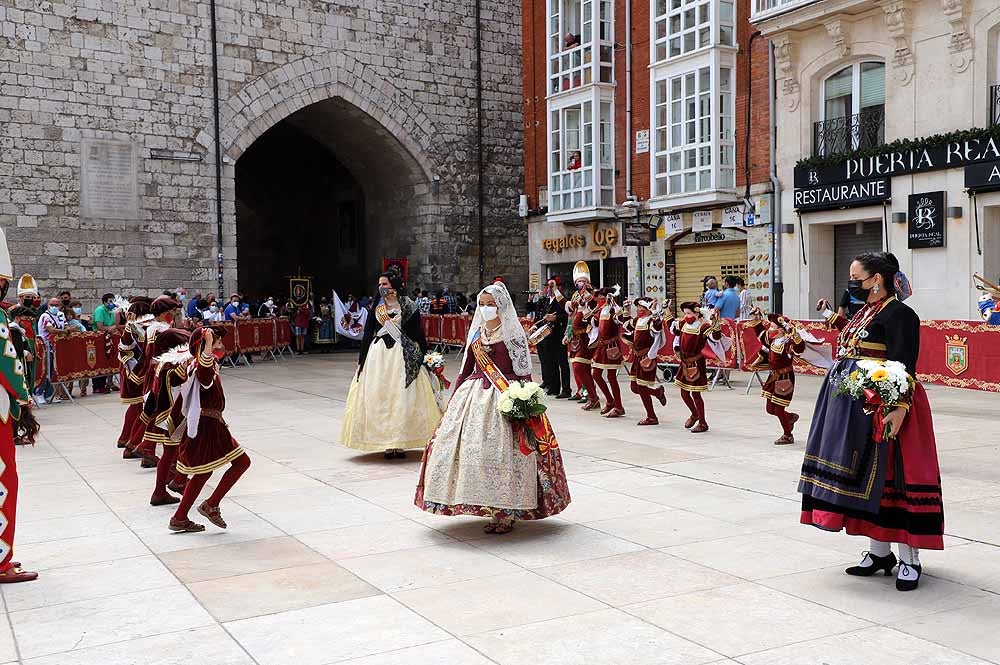 Fotos: La ofrenda floral a Santa María la Mayor en Burgos ha vuelto a la calle