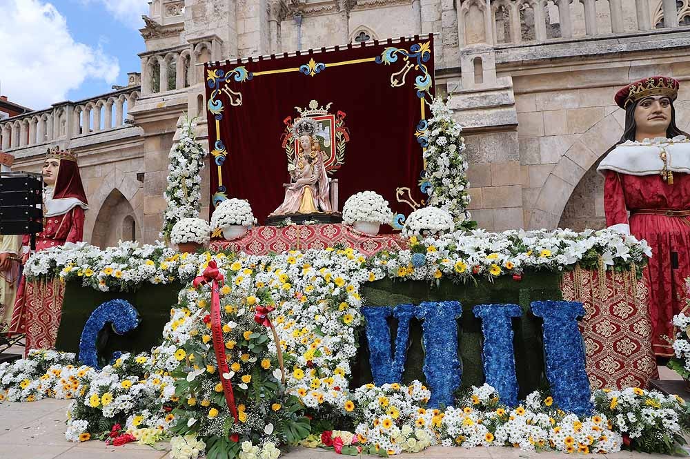 Fotos: La ofrenda floral a Santa María la Mayor en Burgos ha vuelto a la calle