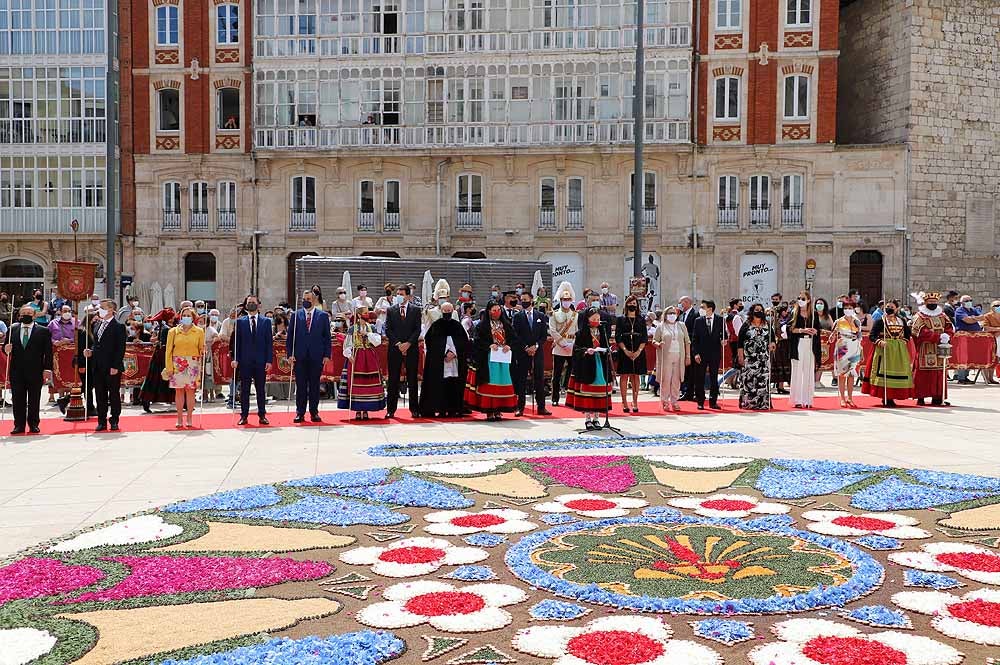 Fotos: La ofrenda floral a Santa María la Mayor en Burgos ha vuelto a la calle