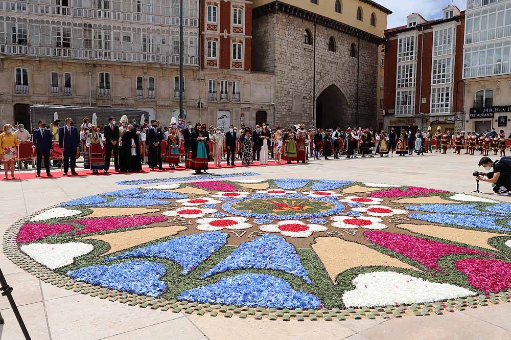 Fotos: La ofrenda floral a Santa María la Mayor en Burgos ha vuelto a la calle