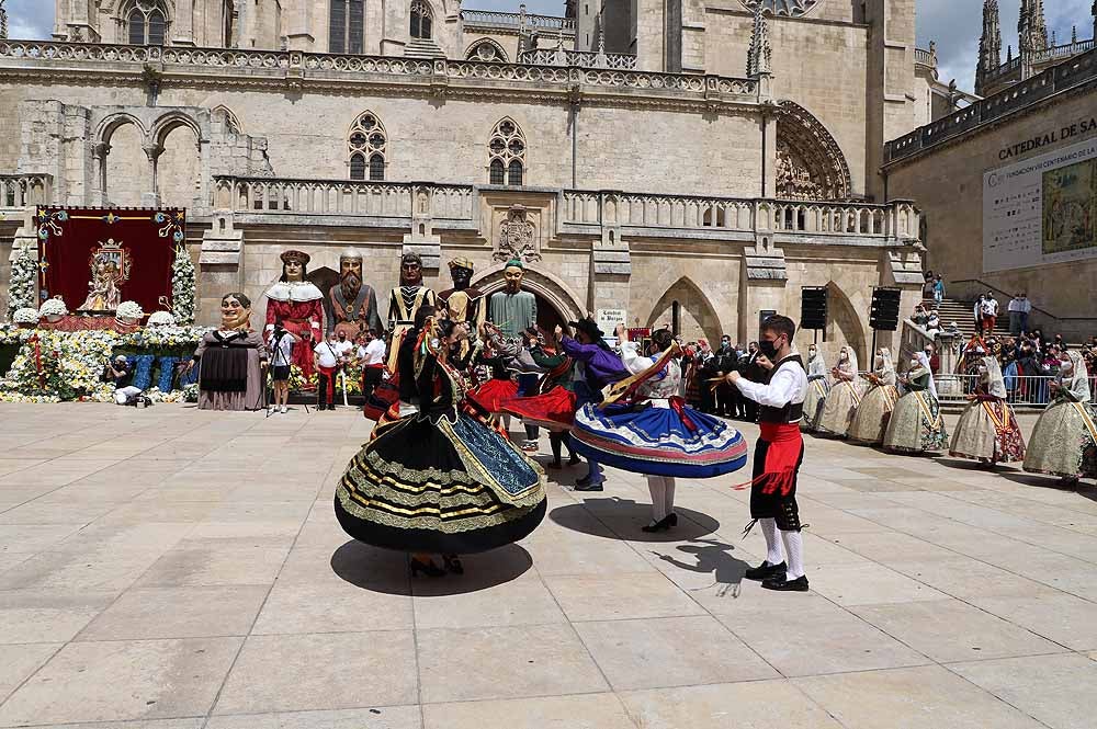 Fotos: La ofrenda floral a Santa María la Mayor en Burgos ha vuelto a la calle