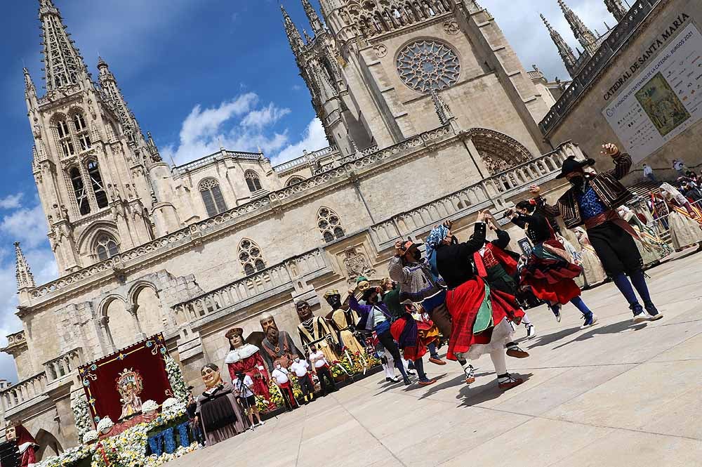 Fotos: La ofrenda floral a Santa María la Mayor en Burgos ha vuelto a la calle