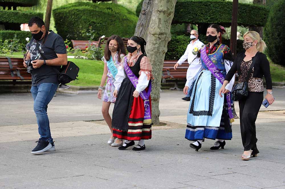 Fotos: La ofrenda floral a Santa María la Mayor en Burgos ha vuelto a la calle