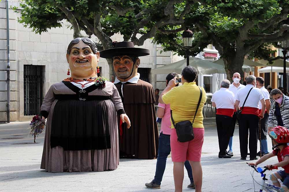 Fotos: La ofrenda floral a Santa María la Mayor en Burgos ha vuelto a la calle