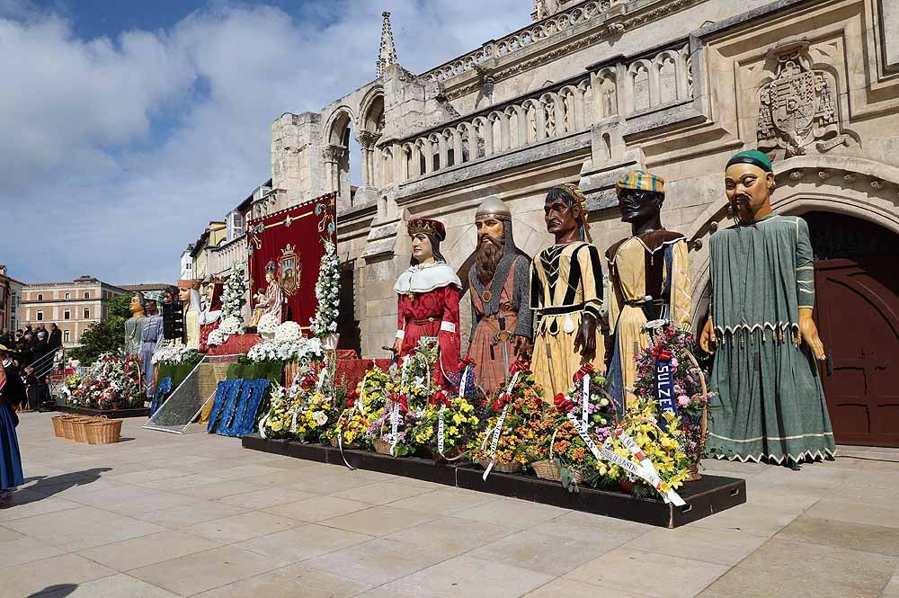 Fotos: La ofrenda floral a Santa María la Mayor en Burgos ha vuelto a la calle