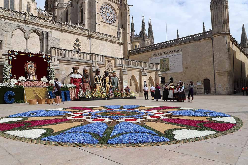 Fotos: La ofrenda floral a Santa María la Mayor en Burgos ha vuelto a la calle