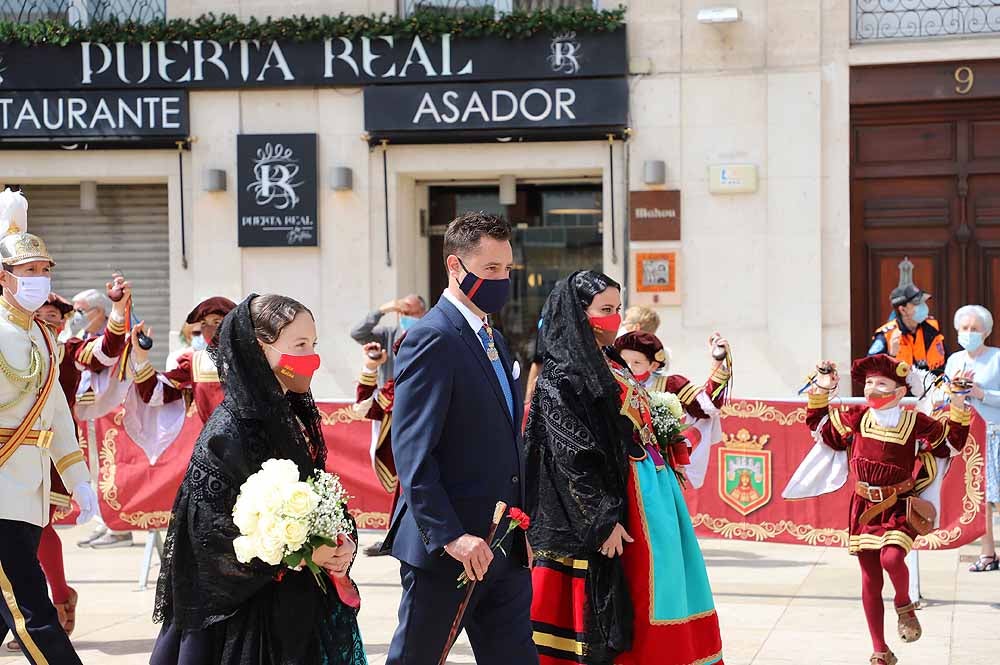 Fotos: La ofrenda floral a Santa María la Mayor en Burgos ha vuelto a la calle