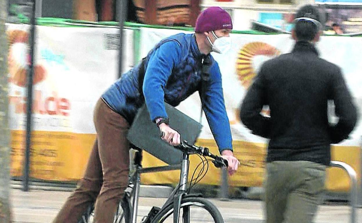 Iñaki Urdangarin pasea en bicicleta por las calles de Vitoria.