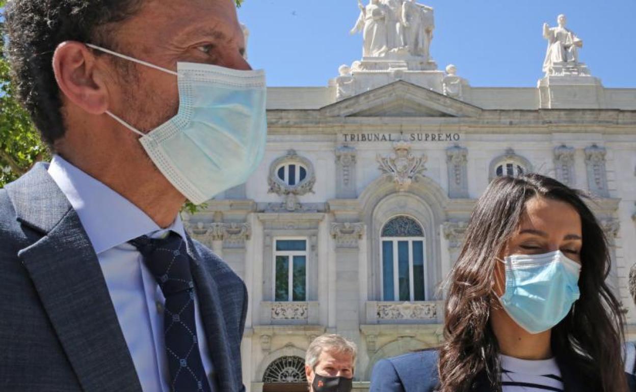 Edmundo Bal e Inés Arrimadas, tras presentar el recurso en el Supremo. 