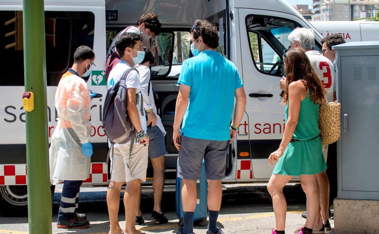 Estudiantes y sanitarios en Mallorca.