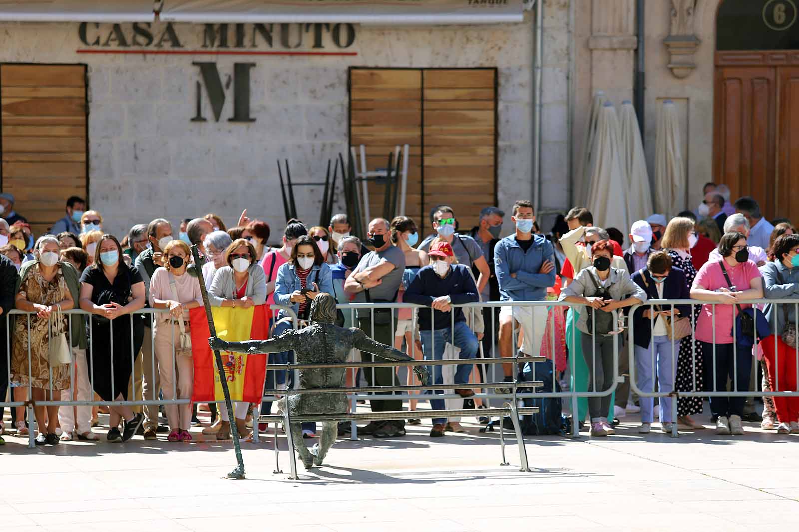 Decenas de burgaleses se concentran a las faldas de la Catedral en el primer día de la muestra en la ciudad