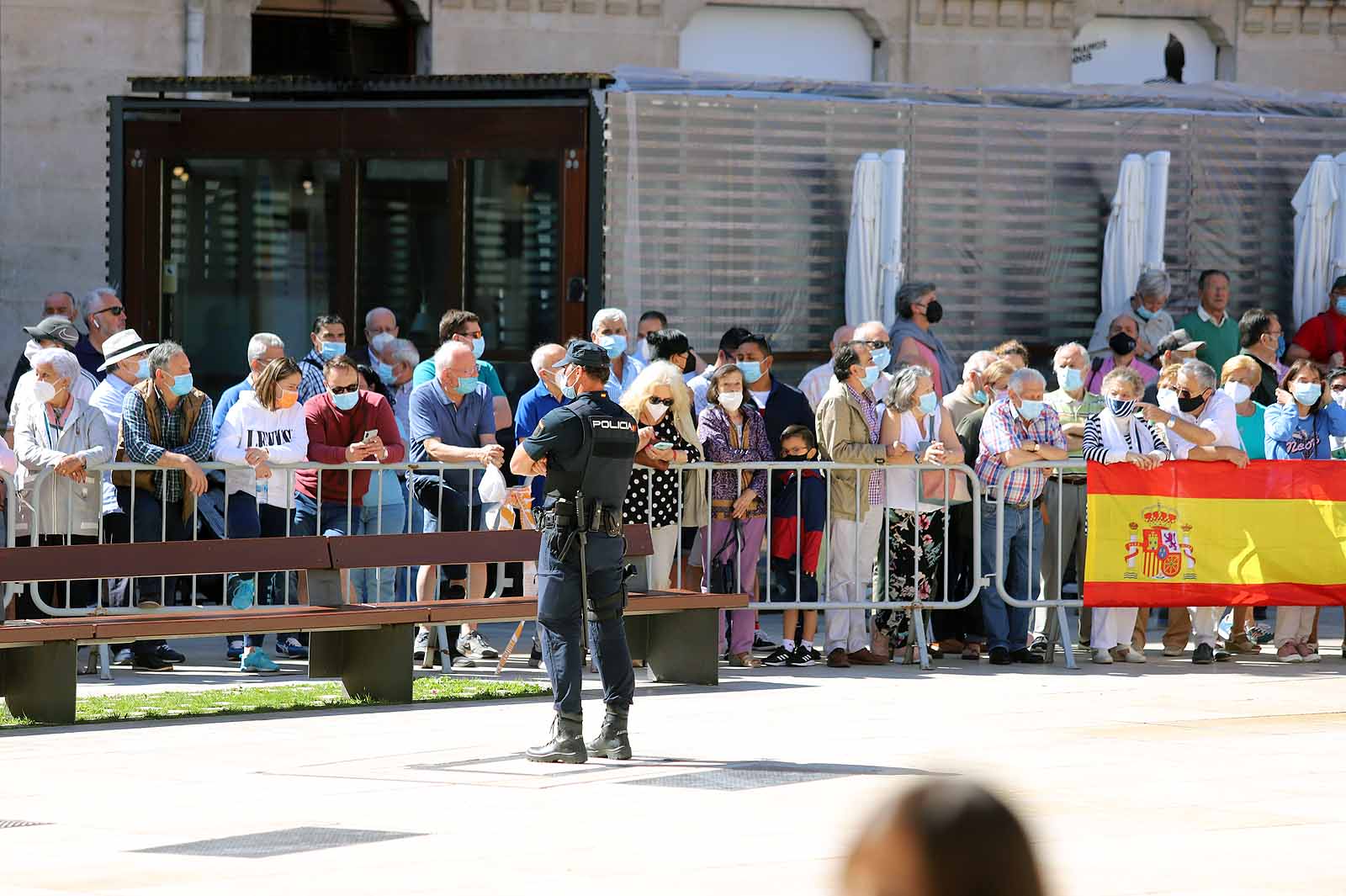 Decenas de burgaleses se concentran a las faldas de la Catedral en el primer día de la muestra en la ciudad