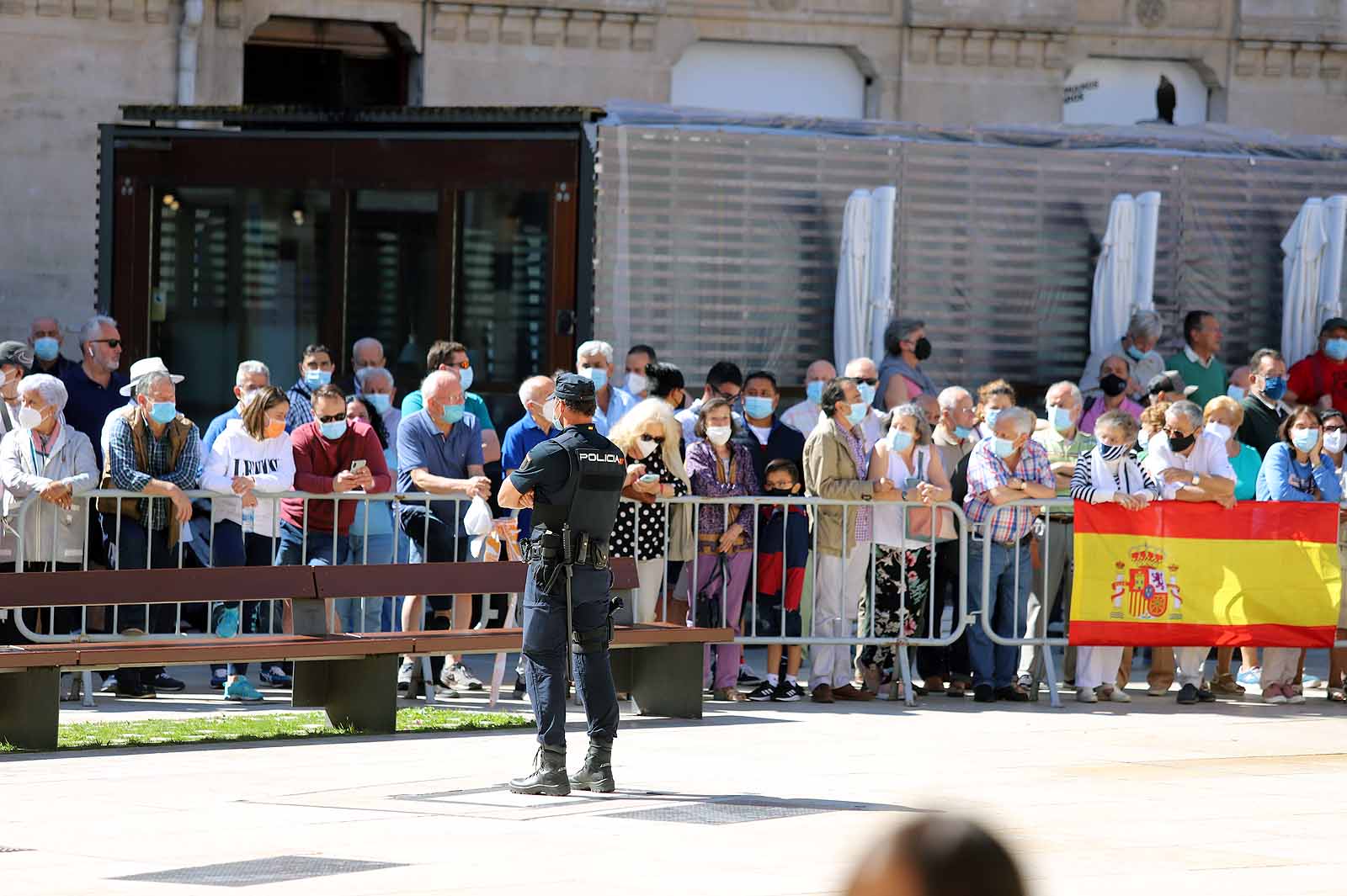 Decenas de burgaleses se concentran a las faldas de la Catedral en el primer día de la muestra en la ciudad