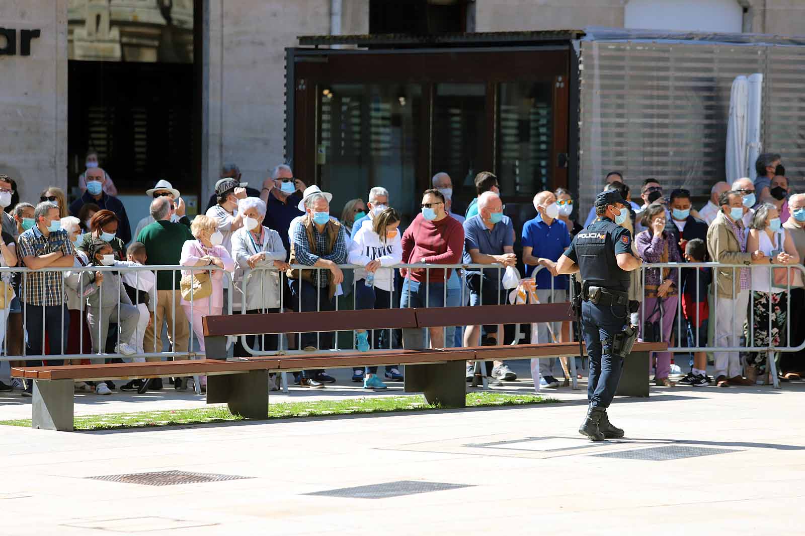 Decenas de burgaleses se concentran a las faldas de la Catedral en el primer día de la muestra en la ciudad