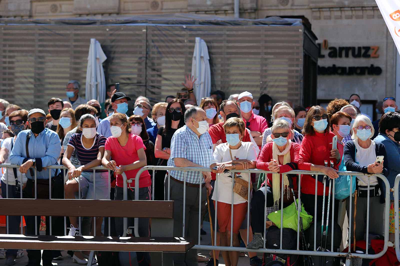 Decenas de burgaleses se concentran a las faldas de la Catedral en el primer día de la muestra en la ciudad