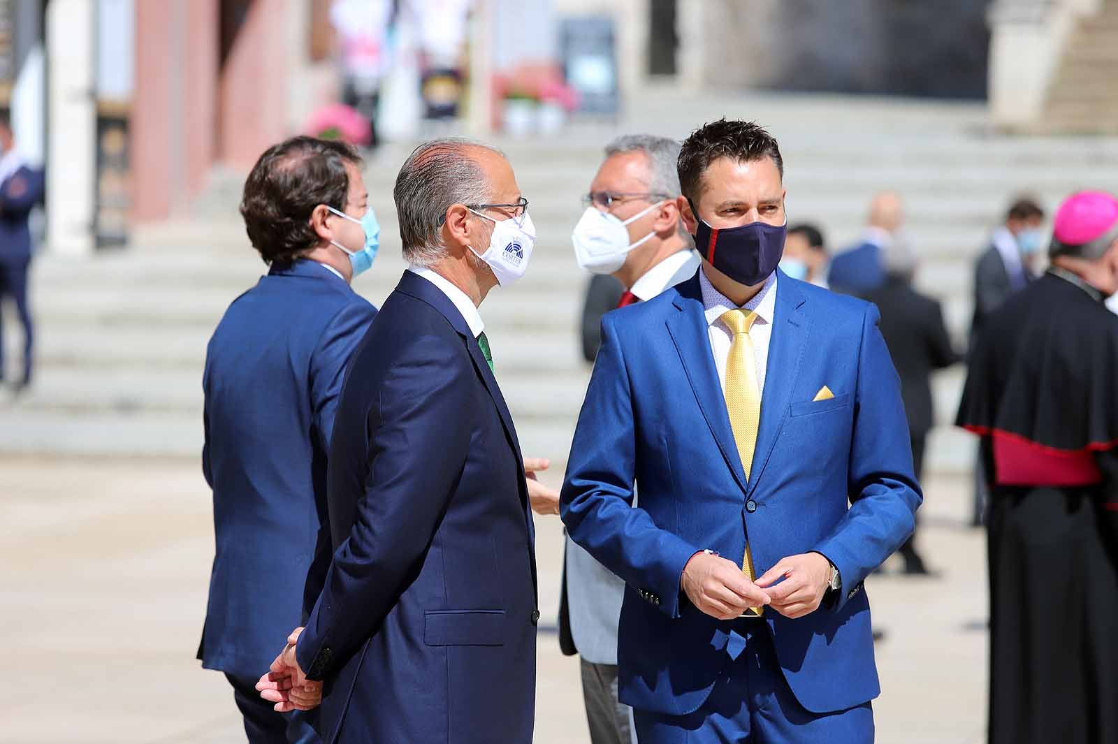 Decenas de burgaleses se concentran a las faldas de la Catedral en el primer día de la muestra en la ciudad