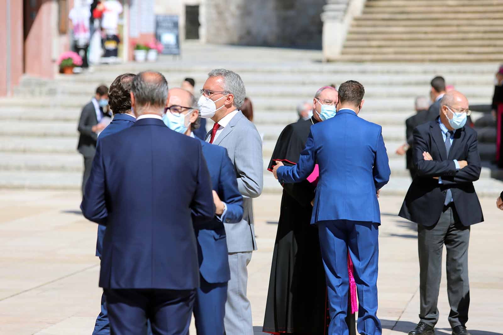 Decenas de burgaleses se concentran a las faldas de la Catedral en el primer día de la muestra en la ciudad