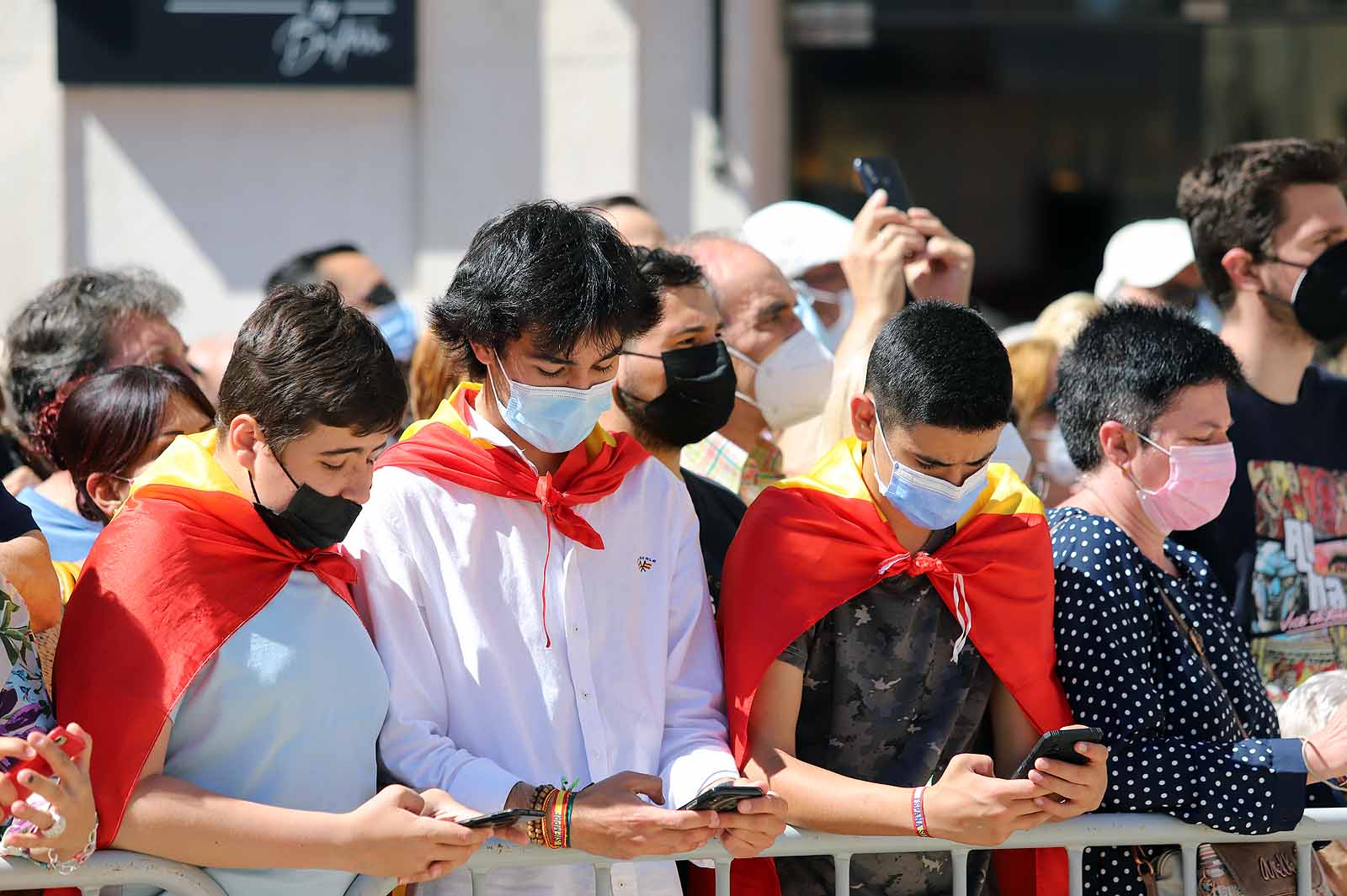 Decenas de burgaleses se concentran a las faldas de la Catedral en el primer día de la muestra en la ciudad