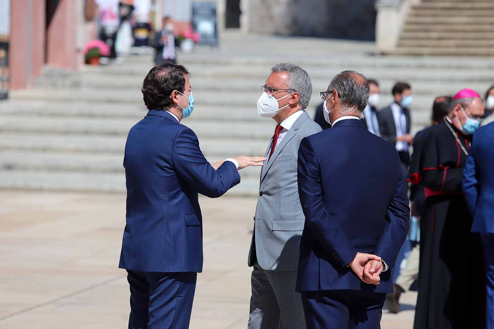 Decenas de burgaleses se concentran a las faldas de la Catedral en el primer día de la muestra en la ciudad