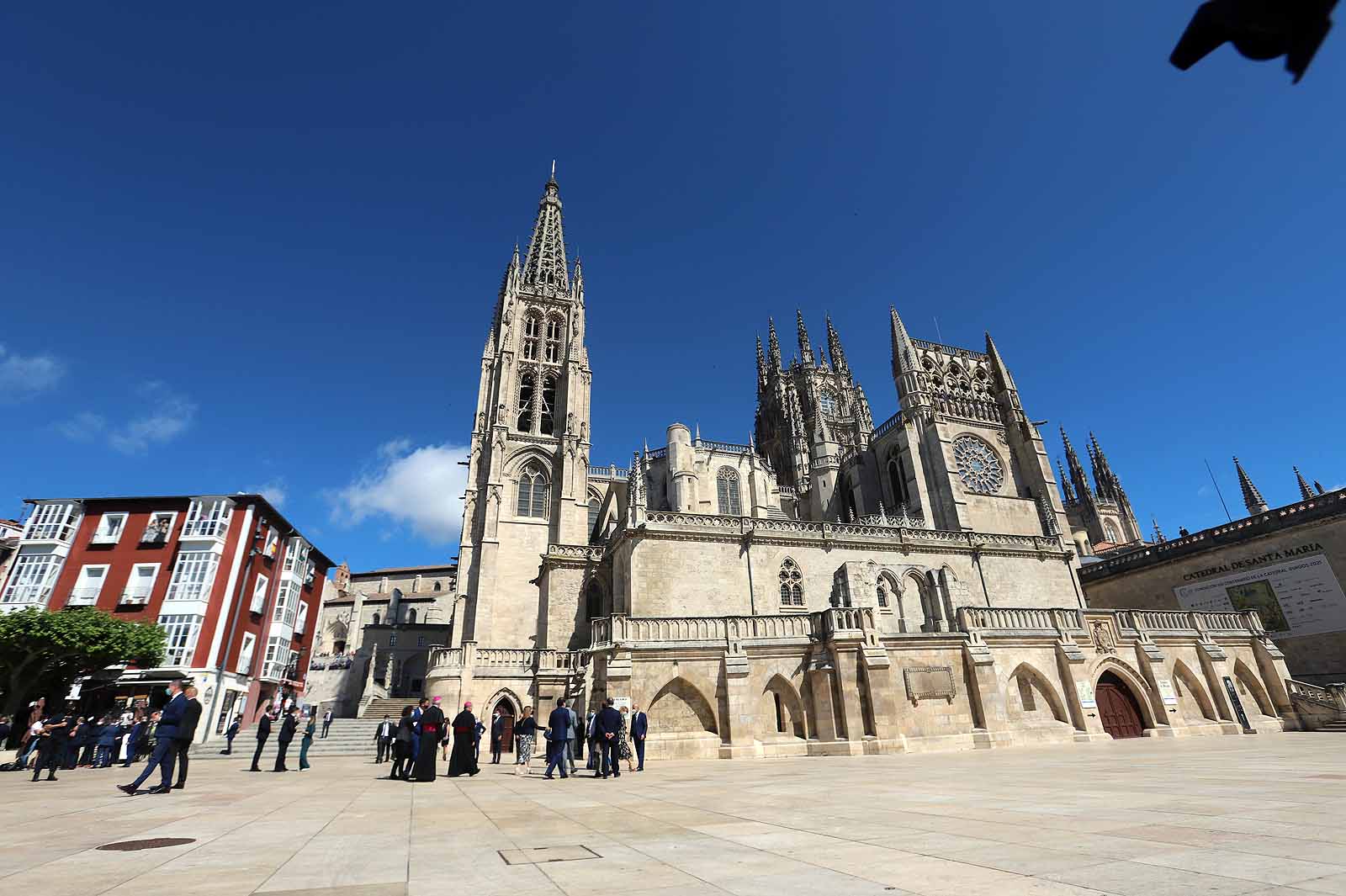 Decenas de burgaleses se concentran a las faldas de la Catedral en el primer día de la muestra en la ciudad