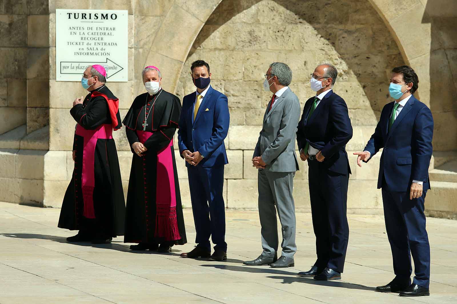 Decenas de burgaleses se concentran a las faldas de la Catedral en el primer día de la muestra en la ciudad