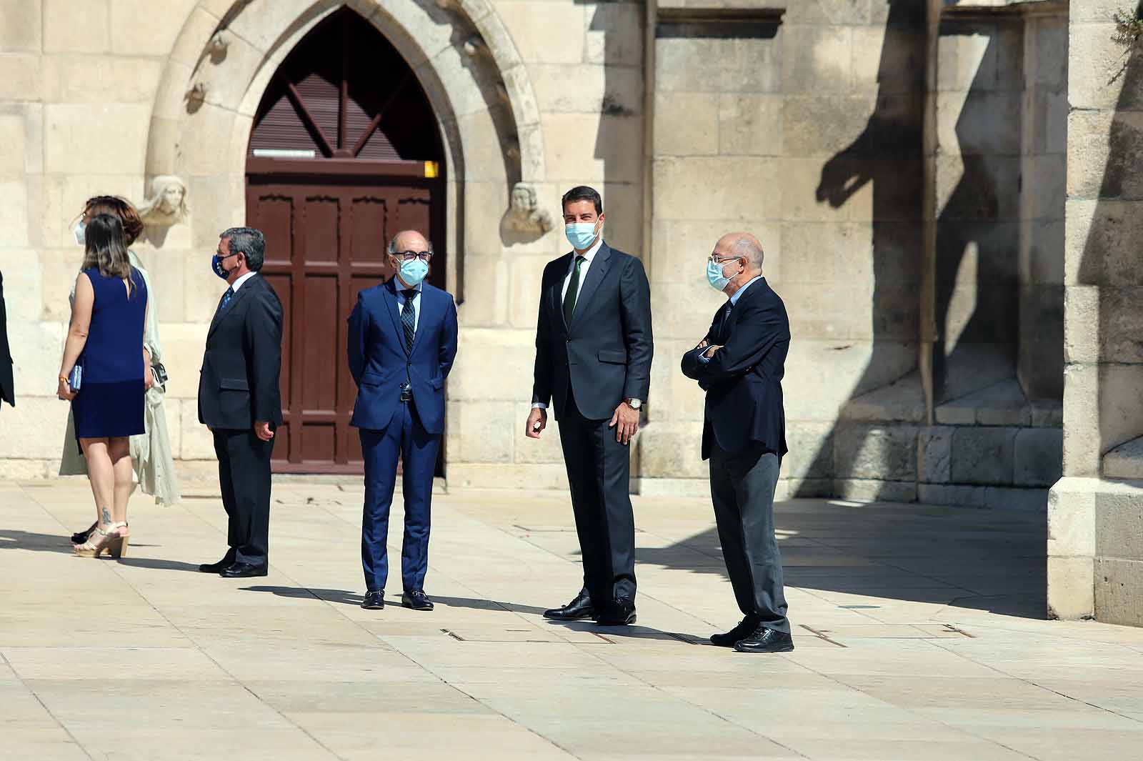 Decenas de burgaleses se concentran a las faldas de la Catedral en el primer día de la muestra en la ciudad