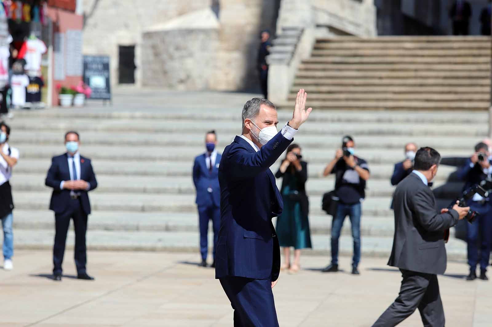 Decenas de burgaleses se concentran a las faldas de la Catedral en el primer día de la muestra en la ciudad