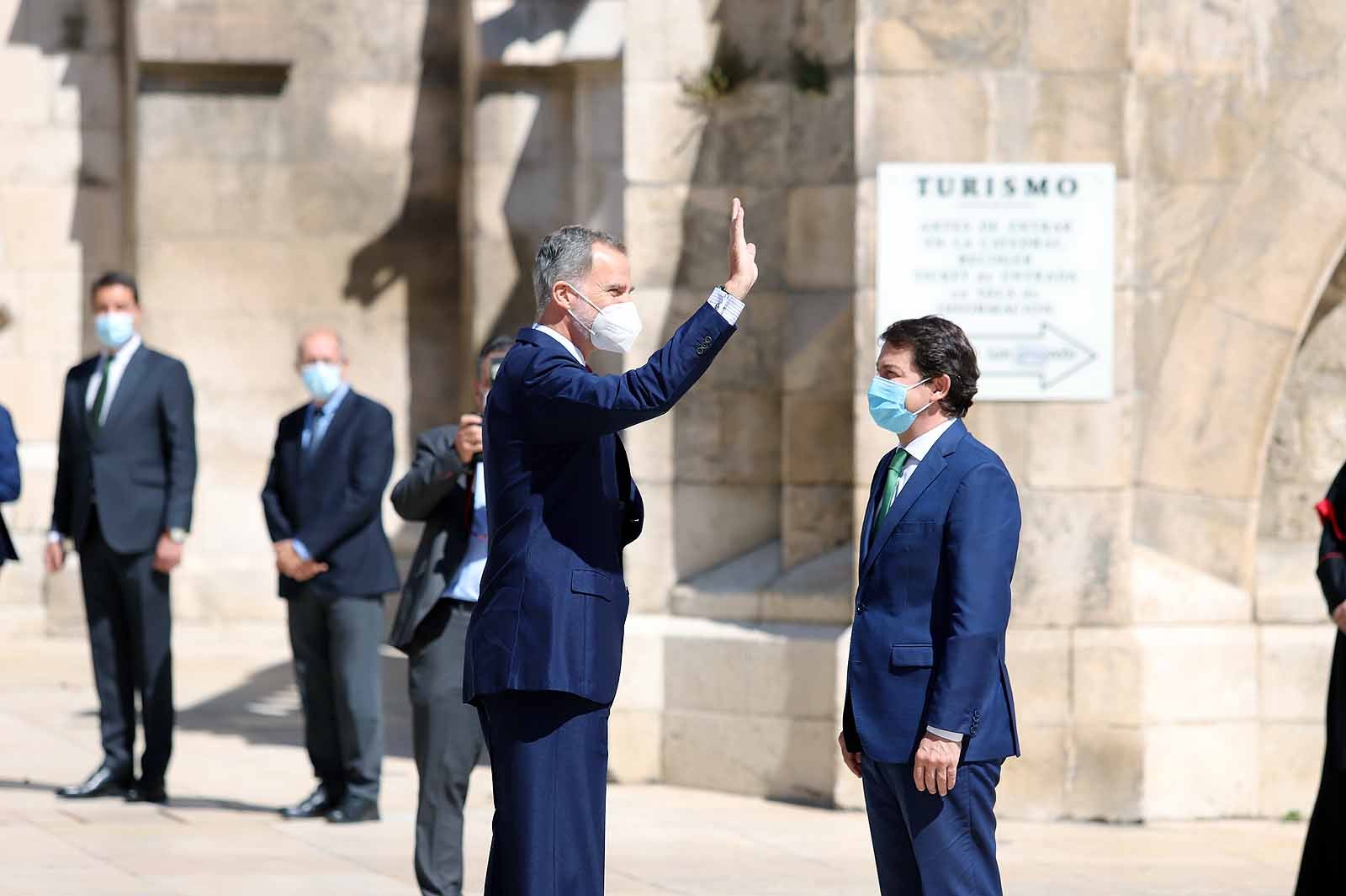 Decenas de burgaleses se concentran a las faldas de la Catedral en el primer día de la muestra en la ciudad