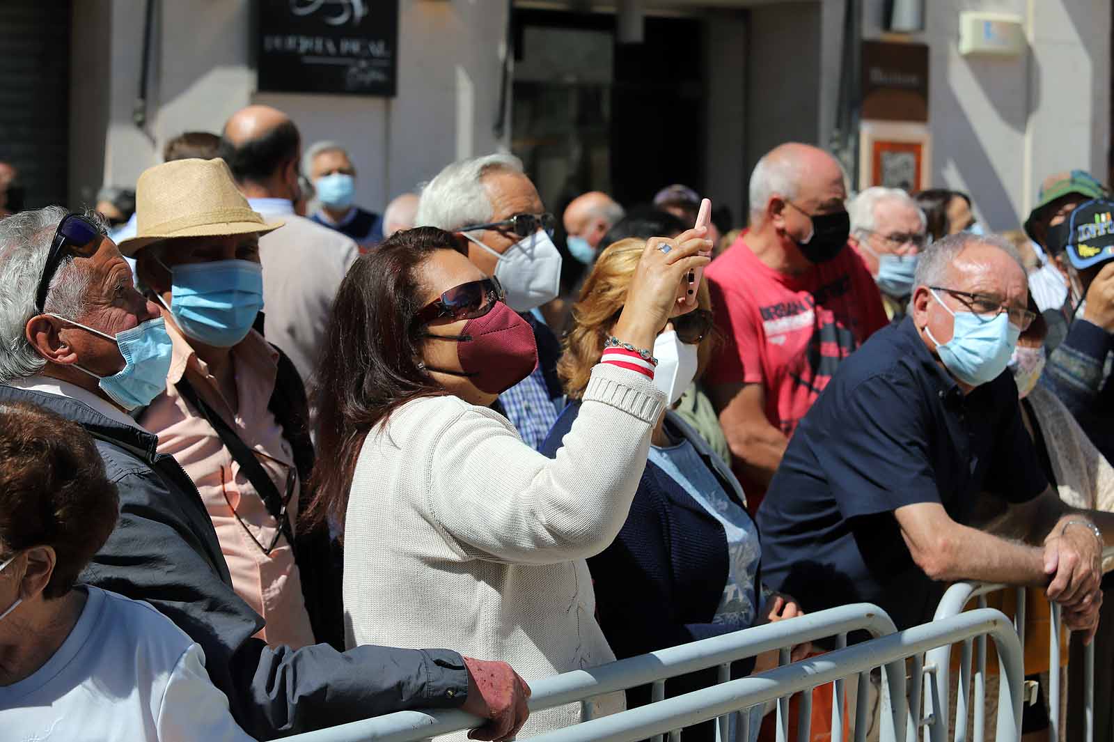 Decenas de burgaleses se concentran a las faldas de la Catedral en el primer día de la muestra en la ciudad