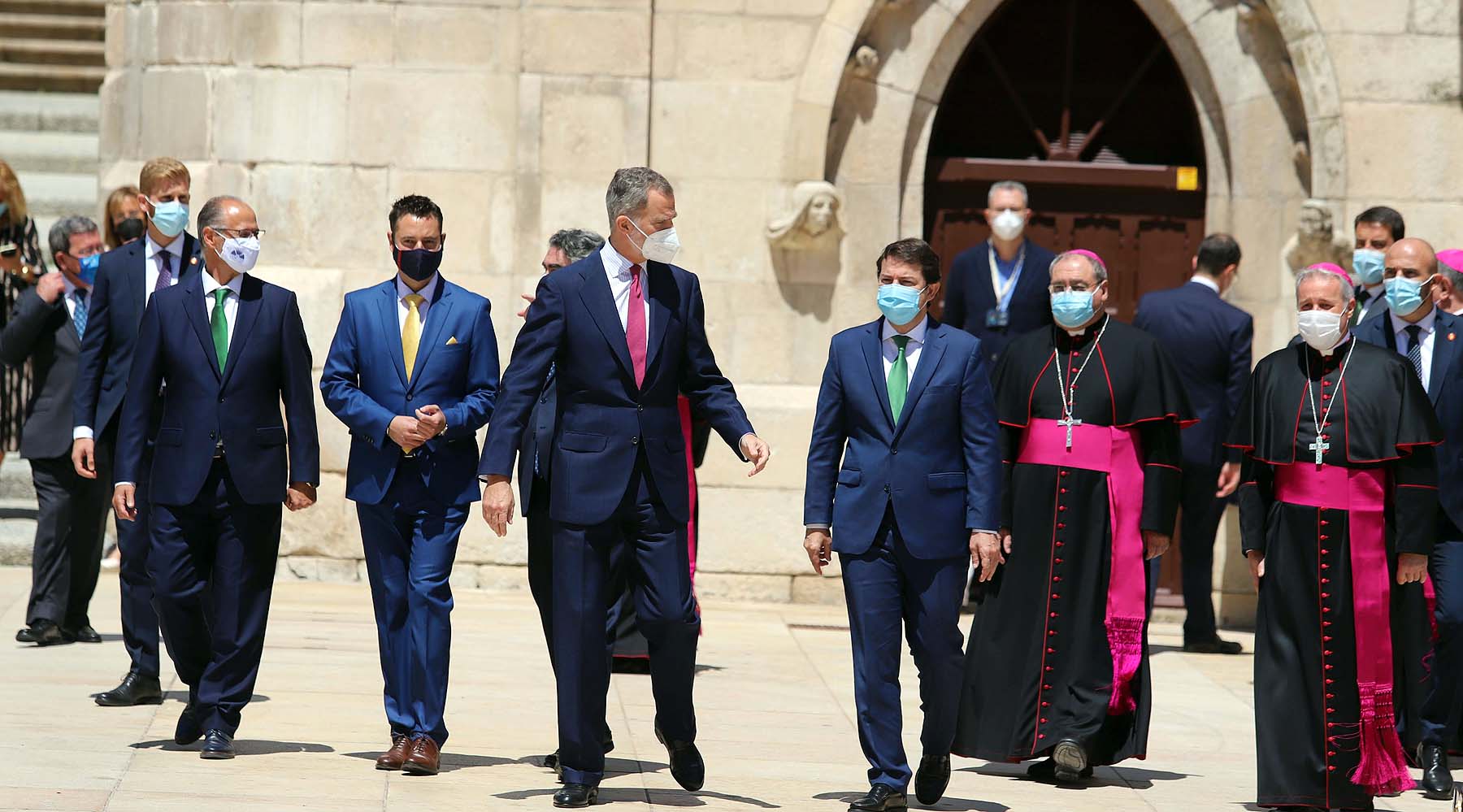 Centenares de burgaleses se concentran a las faldas de la Catedral en el primer día de la muestra en la ciudad