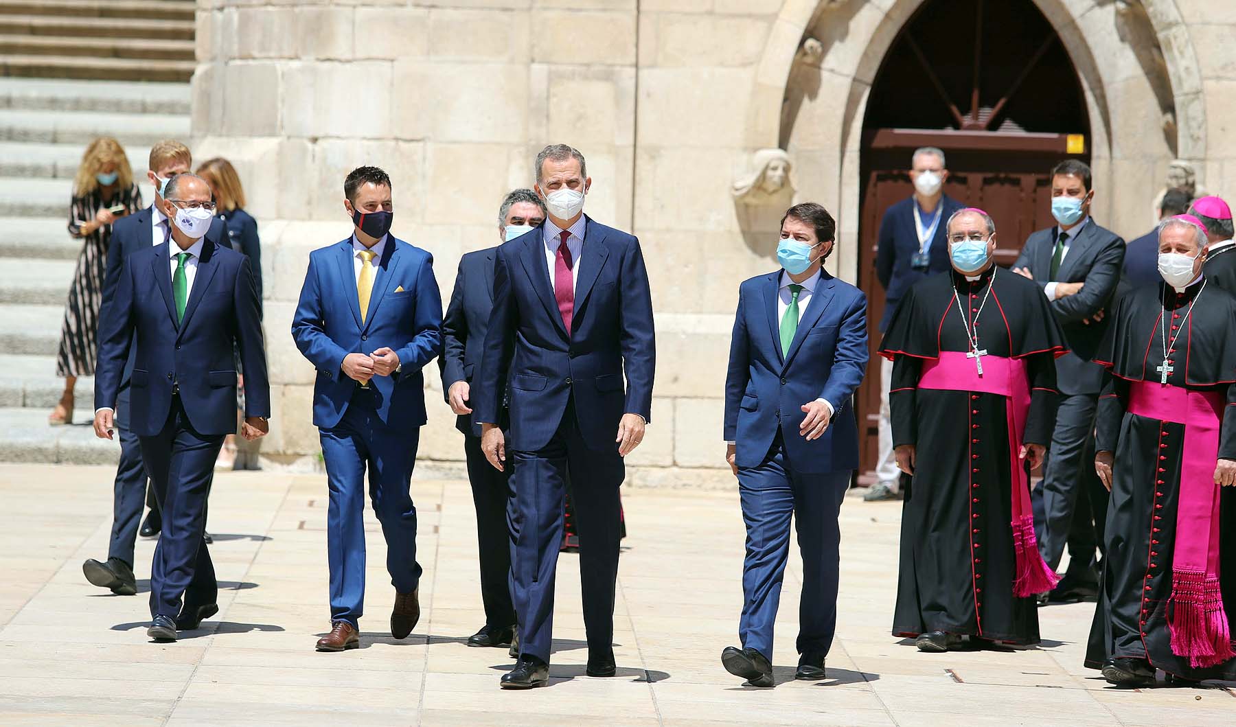 Centenares de burgaleses se concentran a las faldas de la Catedral en el primer día de la muestra en la ciudad