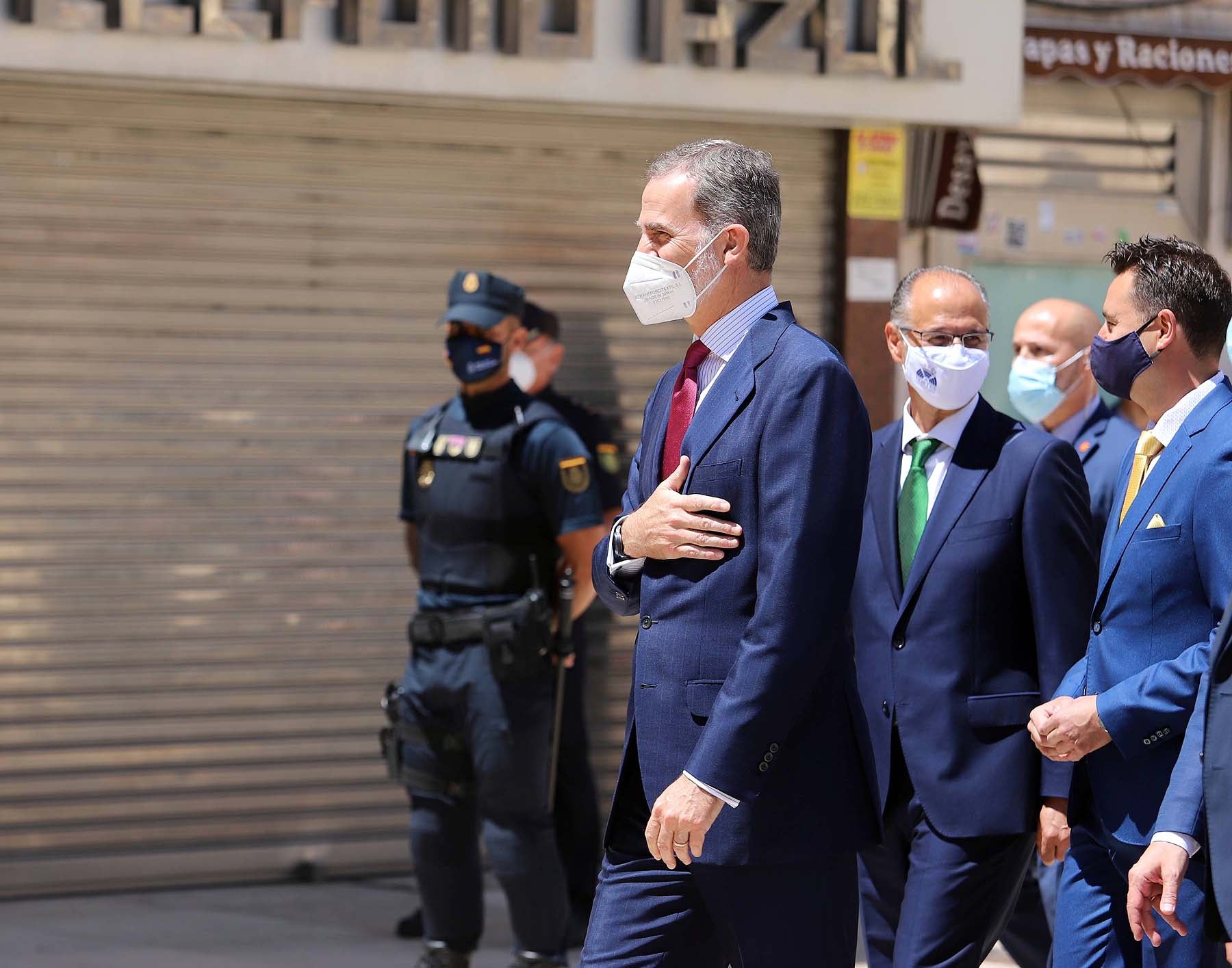 Centenares de burgaleses se concentran a las faldas de la Catedral en el primer día de la muestra en la ciudad