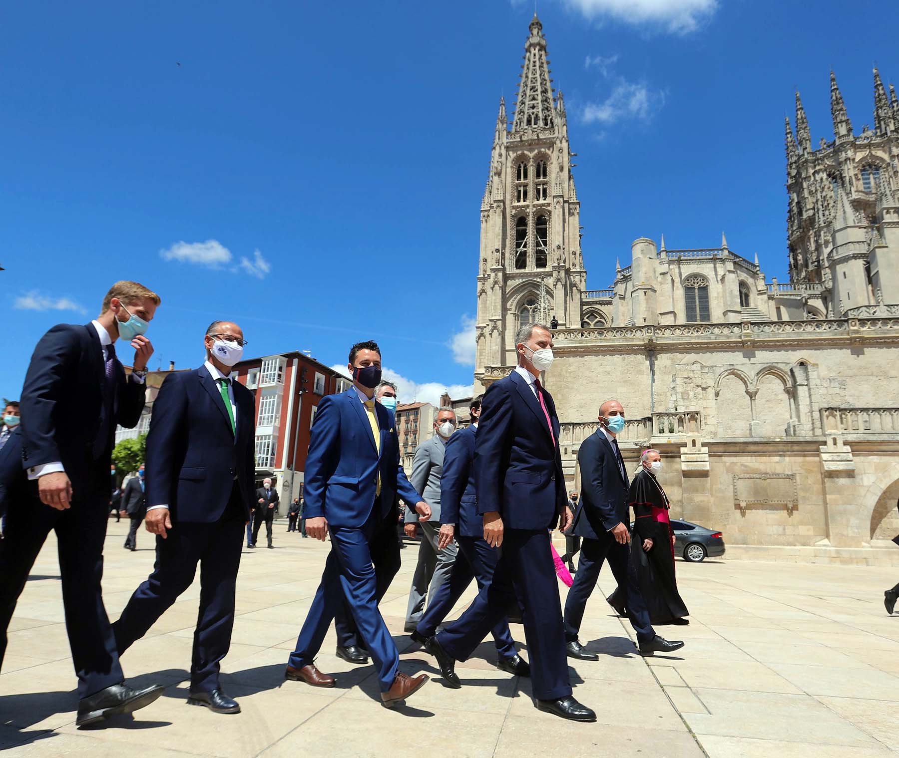 Centenares de burgaleses se concentran a las faldas de la Catedral en el primer día de la muestra en la ciudad