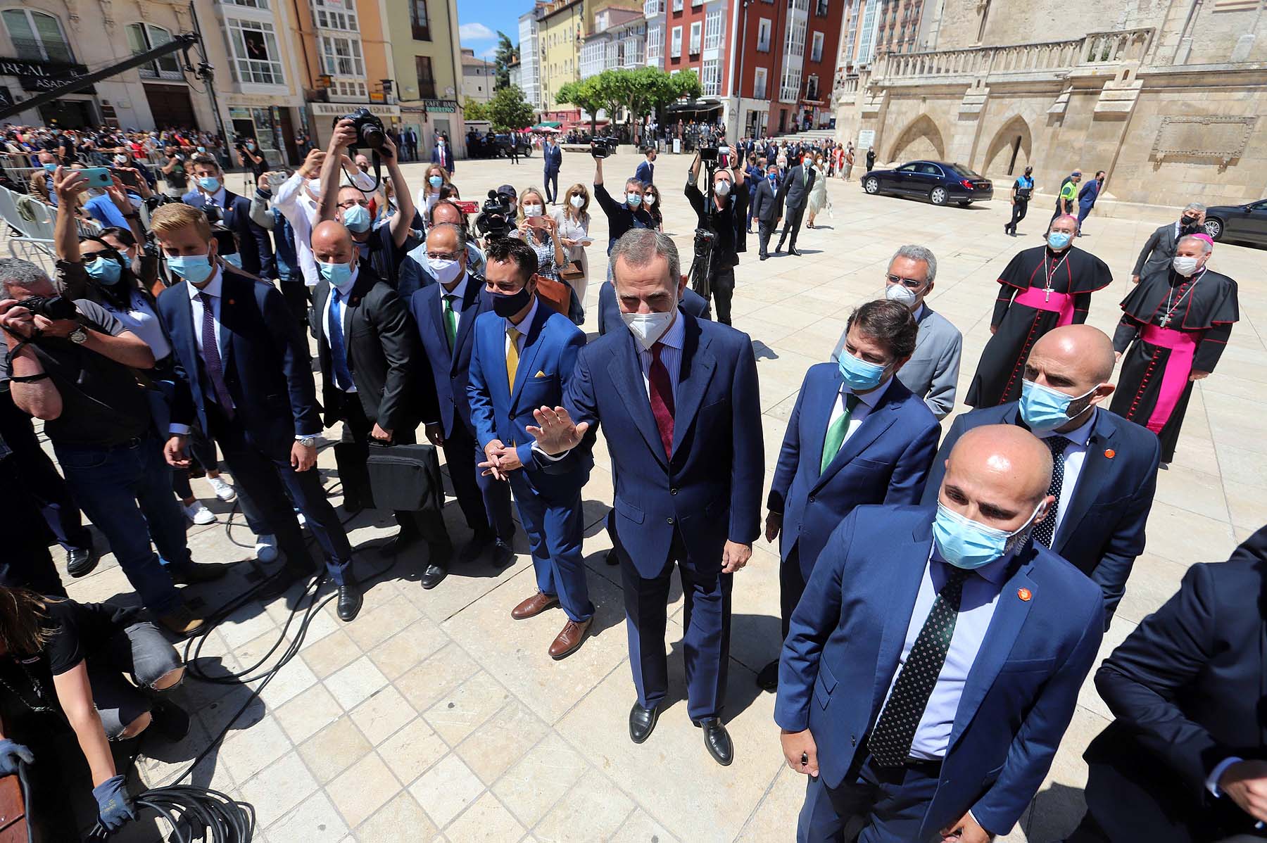 Centenares de burgaleses se concentran a las faldas de la Catedral en el primer día de la muestra en la ciudad