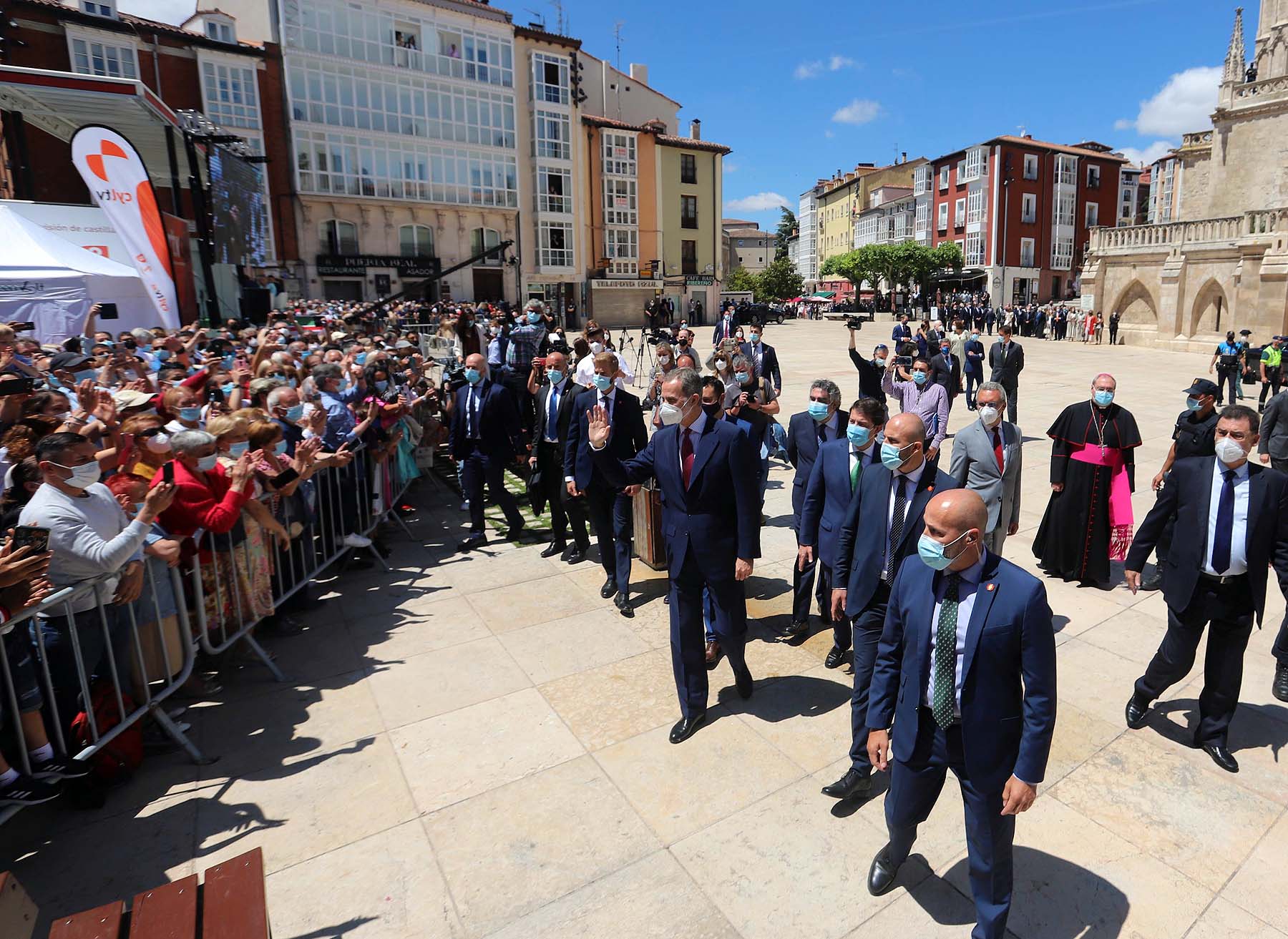 Centenares de burgaleses se concentran a las faldas de la Catedral en el primer día de la muestra en la ciudad