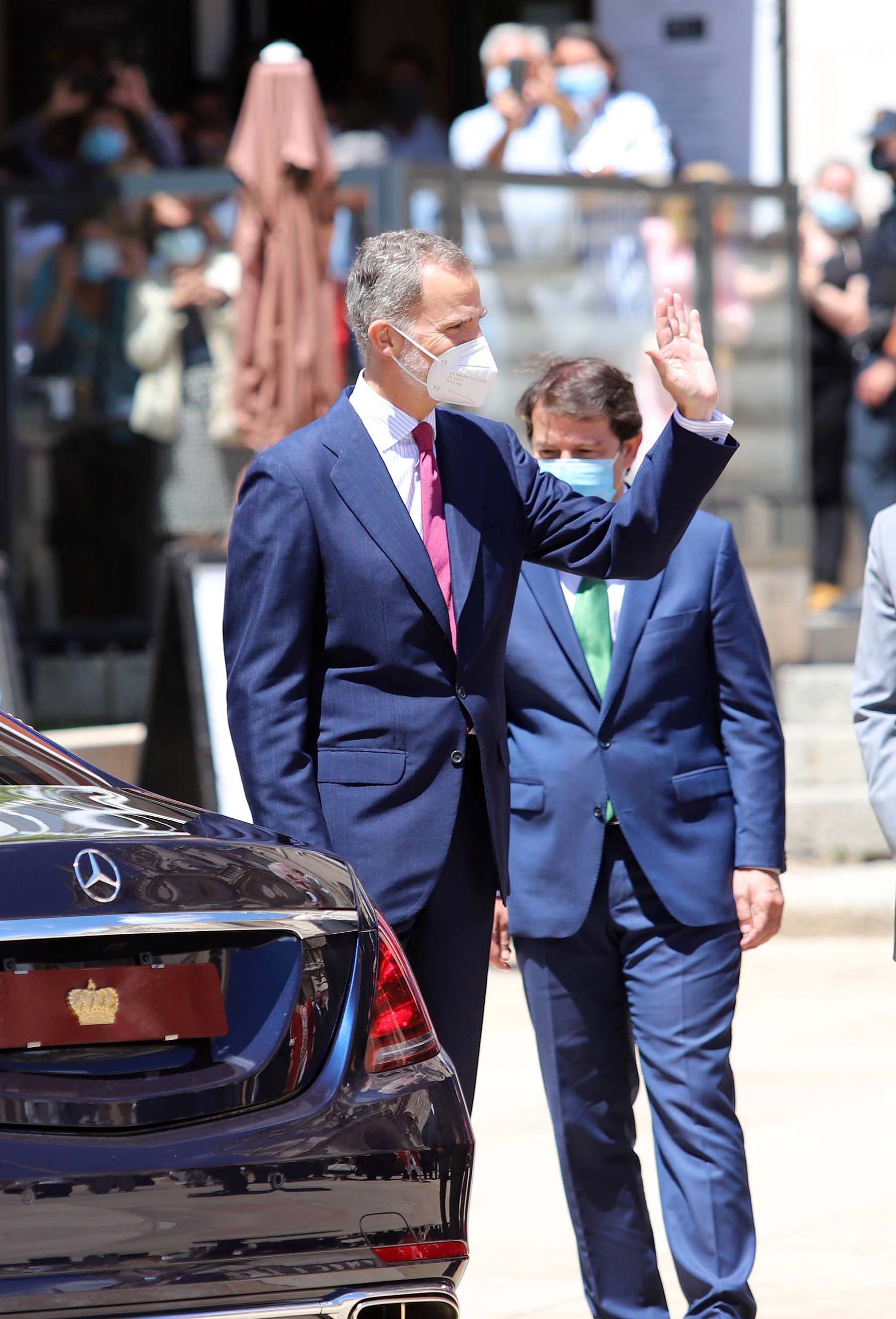 Centenares de burgaleses se concentran a las faldas de la Catedral en el primer día de la muestra en la ciudad