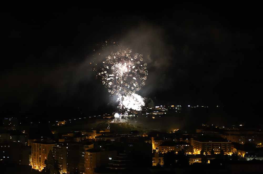 Fotos: Burgos disfruta de los fuegos artificiales en los Sampedros de 2021