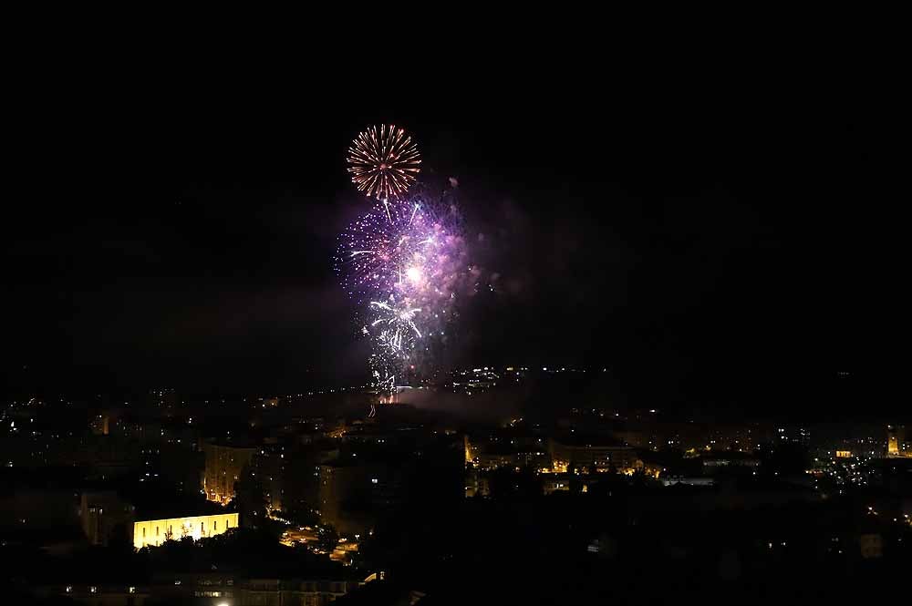 Fotos: Burgos disfruta de los fuegos artificiales en los Sampedros de 2021