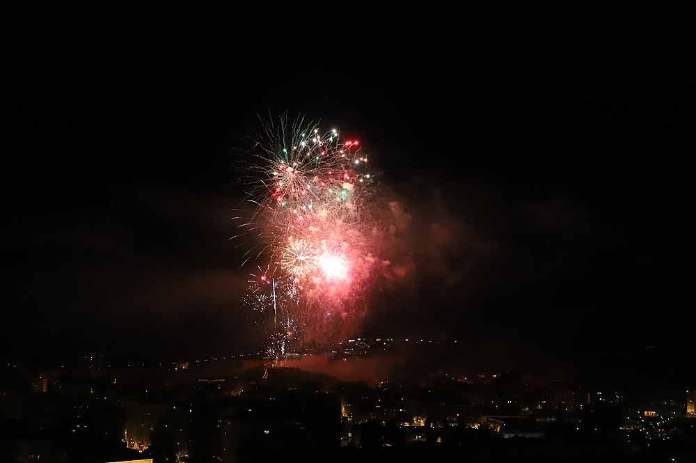 Fotos: Burgos disfruta de los fuegos artificiales en los Sampedros de 2021