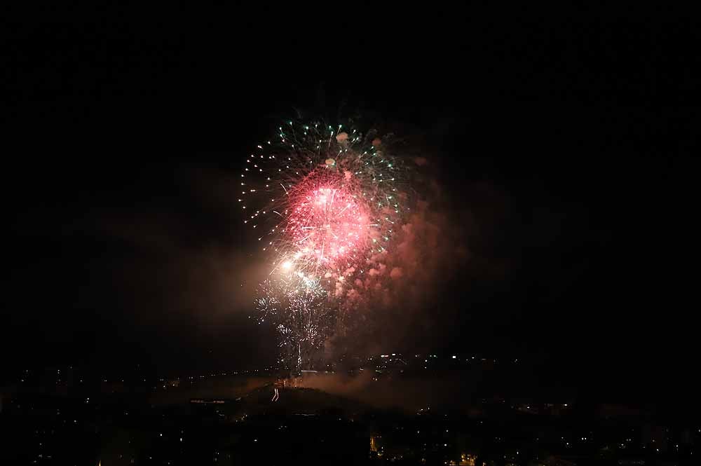 Fotos: Burgos disfruta de los fuegos artificiales en los Sampedros de 2021