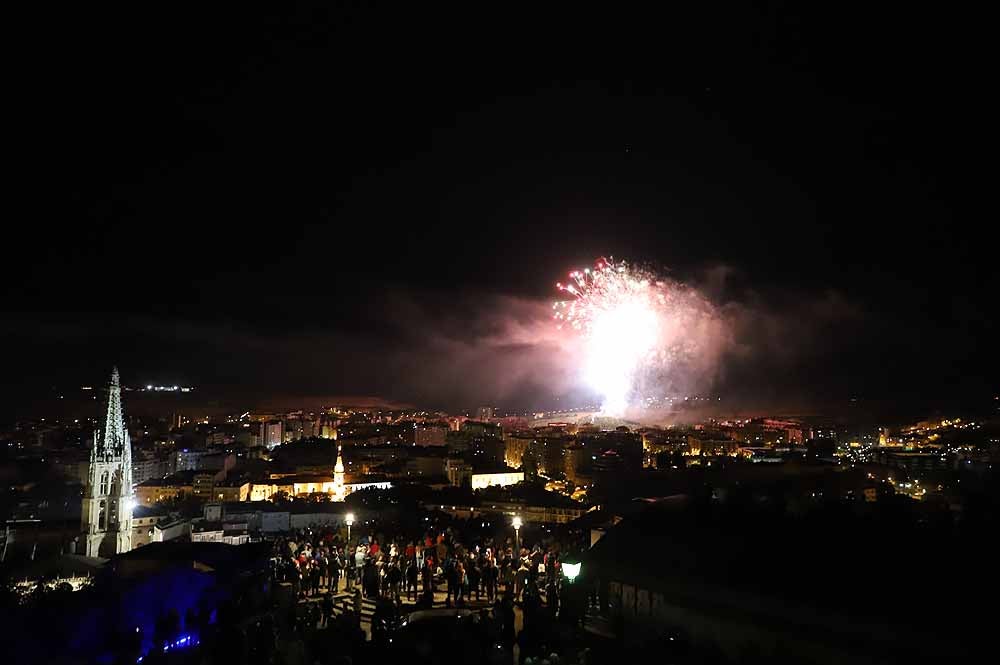 Fotos: Burgos disfruta de los fuegos artificiales en los Sampedros de 2021