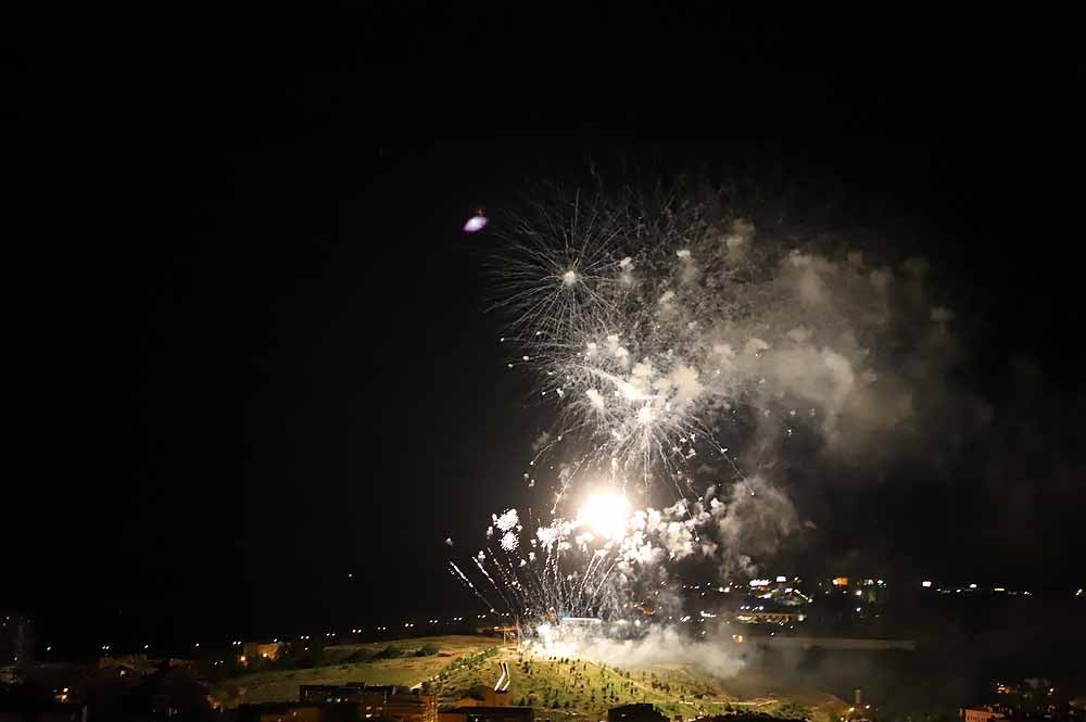 Fotos: Burgos disfruta de los fuegos artificiales en los Sampedros de 2021