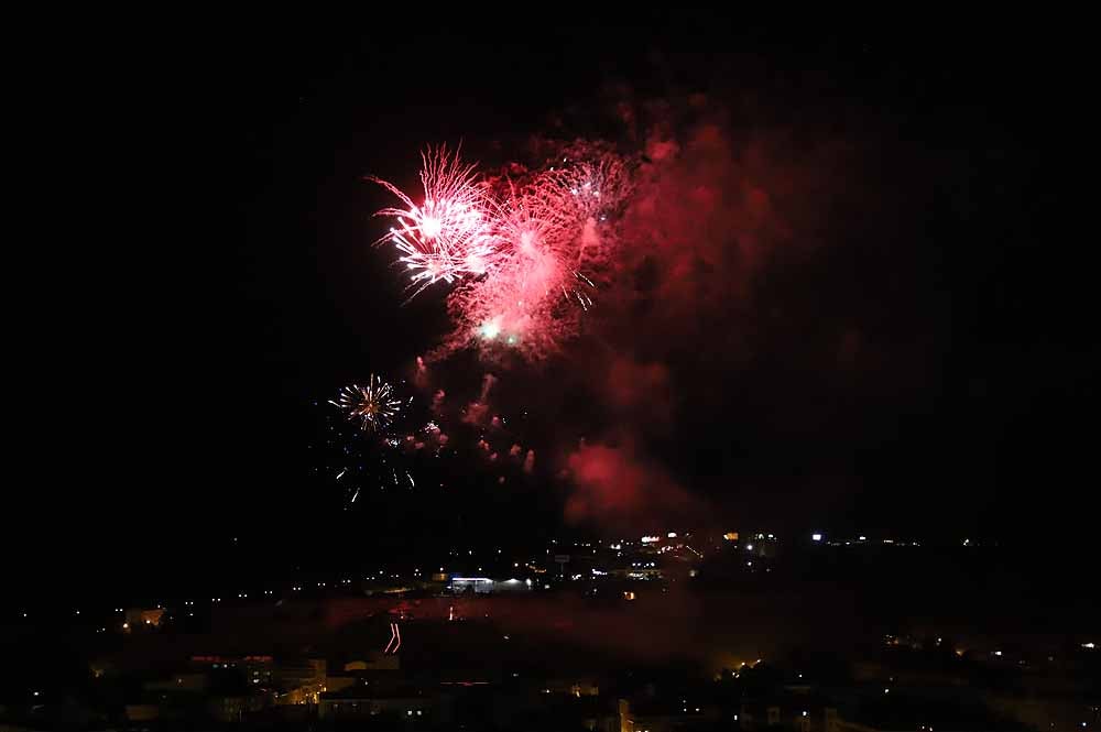 Fotos: Burgos disfruta de los fuegos artificiales en los Sampedros de 2021