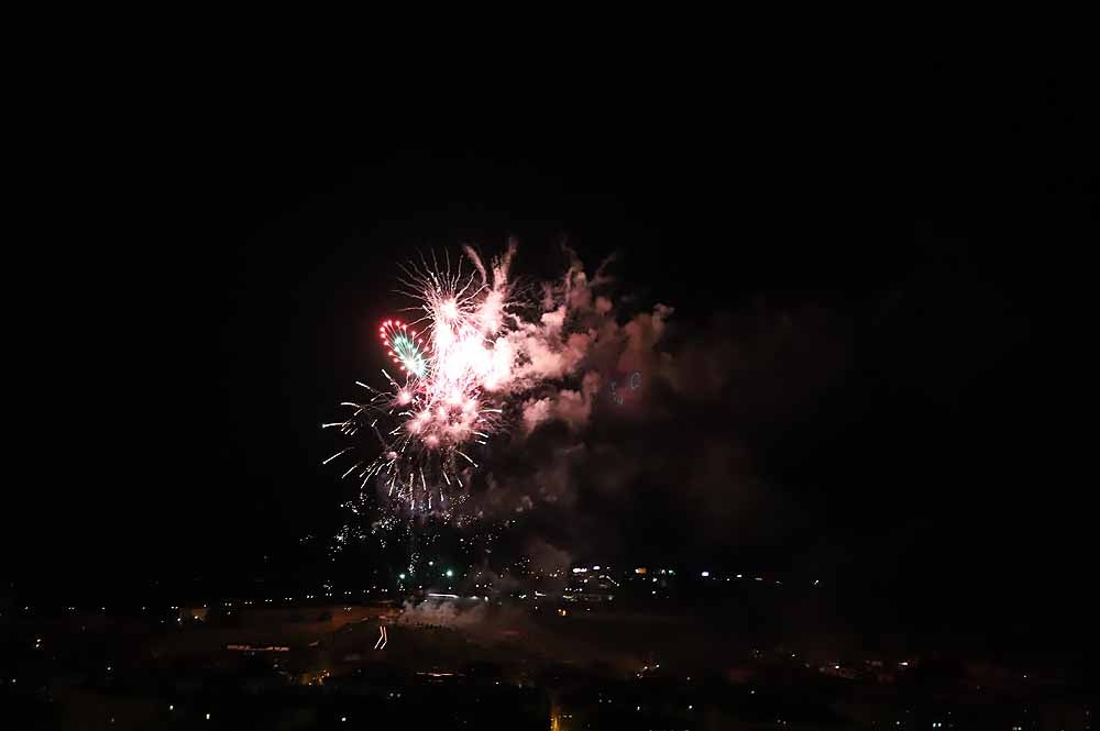 Fotos: Burgos disfruta de los fuegos artificiales en los Sampedros de 2021