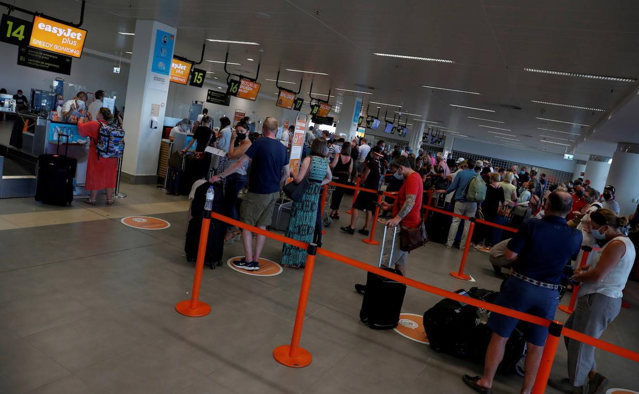 Con troles por el coronavirus en el aeropuerto de Faro (Portugal).