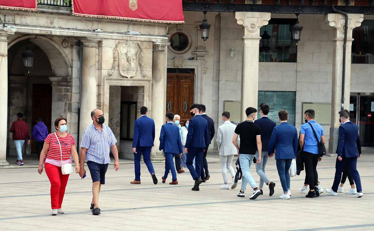 Un grupo de jóvenes cruzan la Plaza Mayor de Burgos.