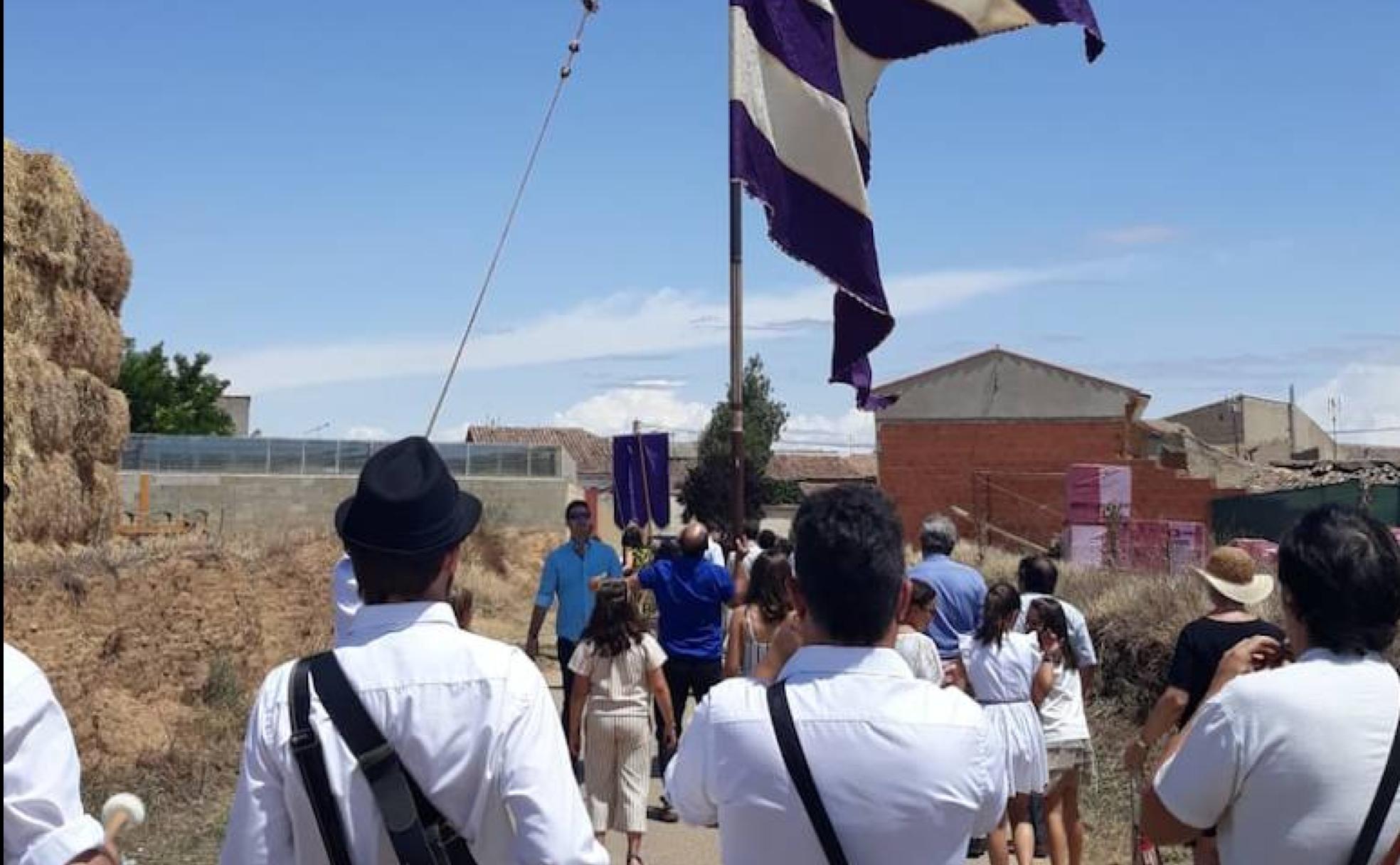 Procesión hacia la ermita con el pendón de Pozuelo de la Orden.