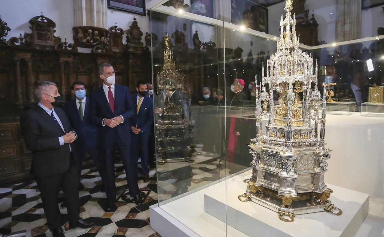 El monarca ha recorrido la exposición en la Catedral de Burgos.