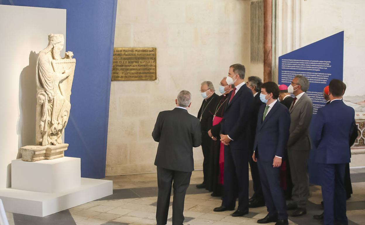 El Rey Felipe VI durante su visita a la exposición. 